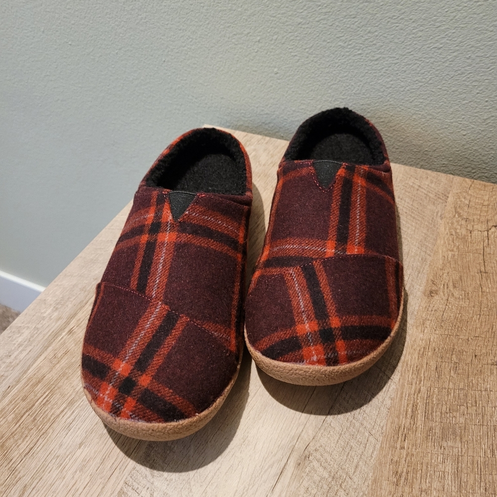 Mens Size 12 TOMS Berkeley plaid slippers